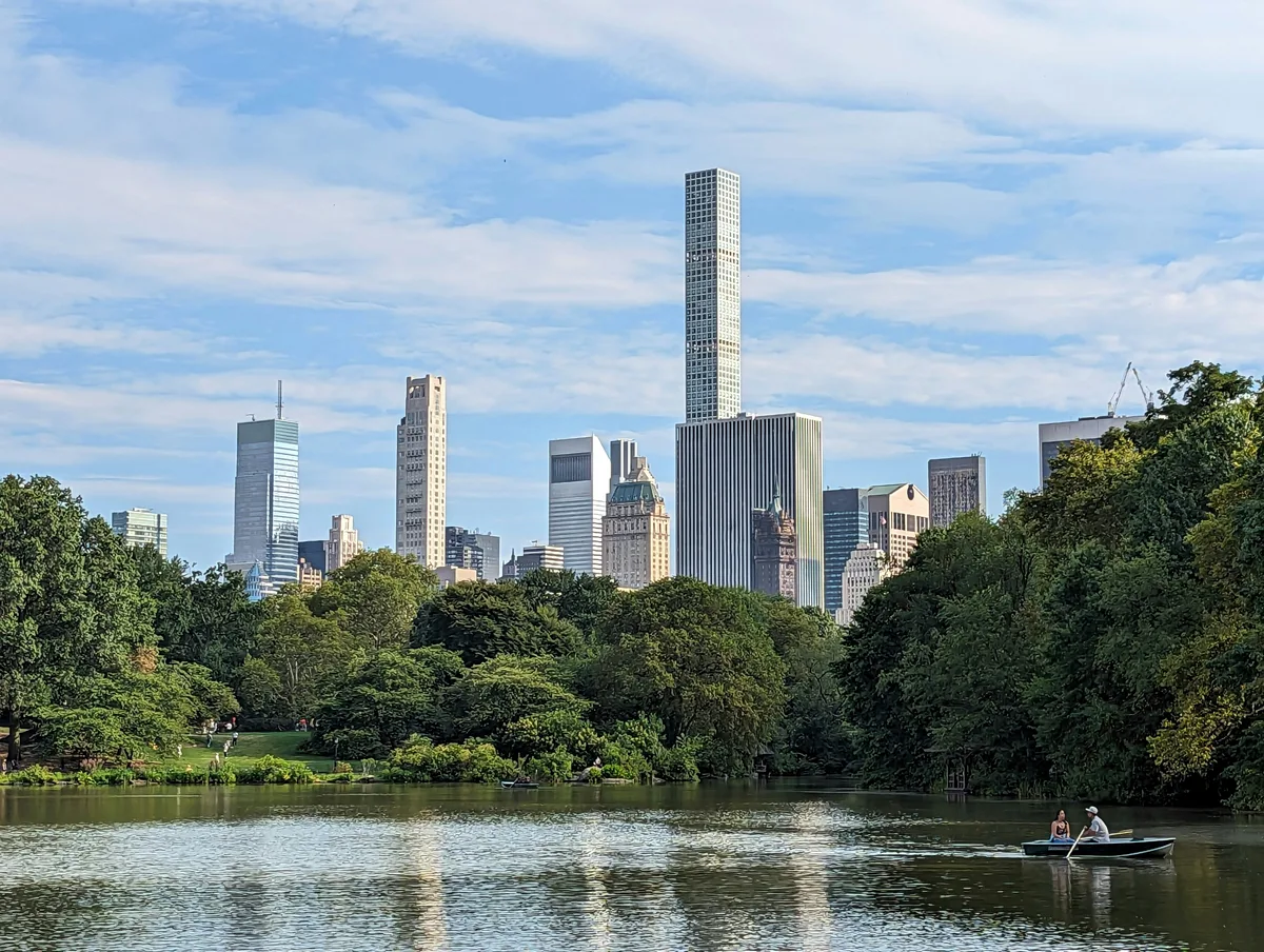 Blick vom Central Park auf die Skyline von New York. Blick von einem Park über eine Wasserfläche auf die Skyline einer Grossstadt